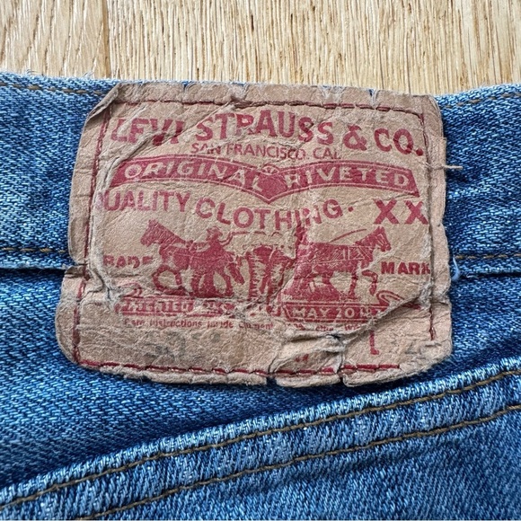 Vintage Levi’s 501 Original Fit Distressed Cut-Off Denim Shorts - Picture 7 of 15